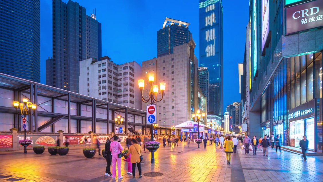 晚上,重庆街道和现代商业建筑上挤满了人.时间间隔