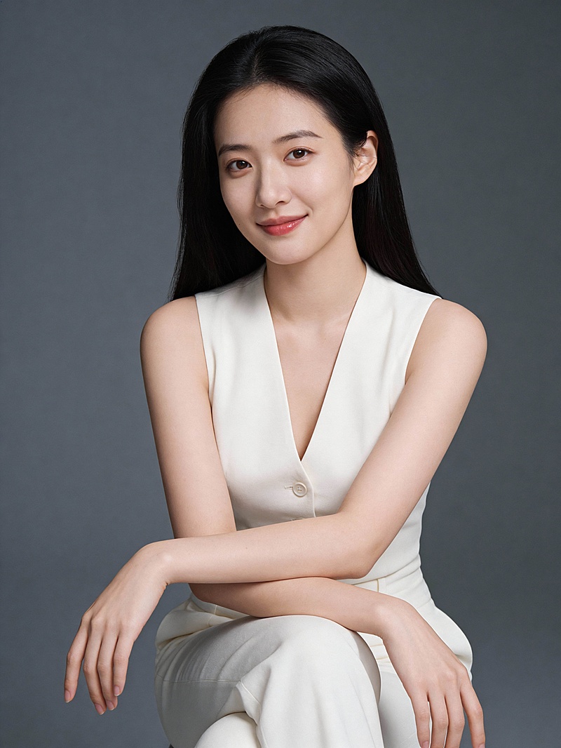 温柔白色连体裤坐姿女士形象照