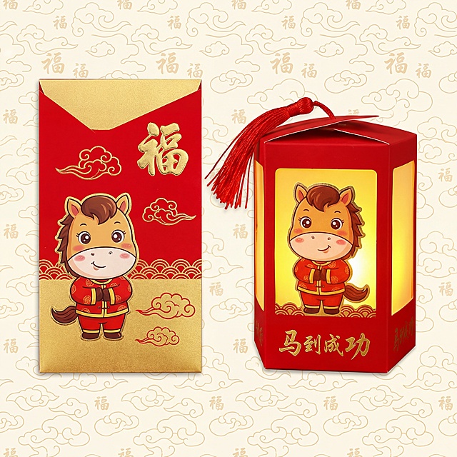 国潮风插画红包与礼盒，拟人化小马身穿唐装，搭配鎏金浮雕元素，喜庆卡通感十足，传递新年“马到成功”祝福。