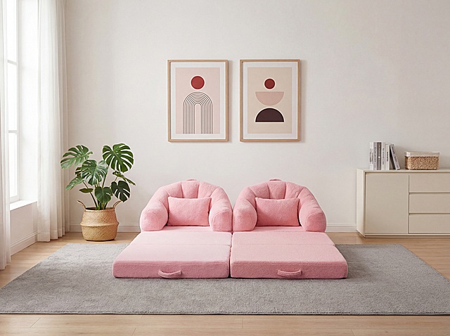主体场景：明亮、极简的日式北欧风空客厅，中央放一张正面拍摄的粉色沙发床。
墙面：柔和的米白色哑光墙面，上方居中挂着两幅浅木色细框抽象几何装饰画，画面以浅粉、米白为底色，点缀红色和深棕的圆形、弧形元素。
地面：原木色木地板，中央铺着灰色的短绒大面积地毯。
左侧：大窗户配半透明白色纱帘，自然光柔和洒落；窗边是一盆油绿龟背竹，种植在天然草编花盆中。
右侧：浅奶油色矮柜，柜面摆放一叠书和一个小型编织收纳篮。
核心家具：地毯中央放置一张粉色羊羔绒材质的沙发床，处于半展开状态，靠背和扶手饱满柔软，配有同材质抱枕，底部带有便携提手，整体造型圆润可爱，为空间增添甜美柔和的氛围。
整体氛围：干净通透、温暖治愈，兼具简约设计与温馨感。