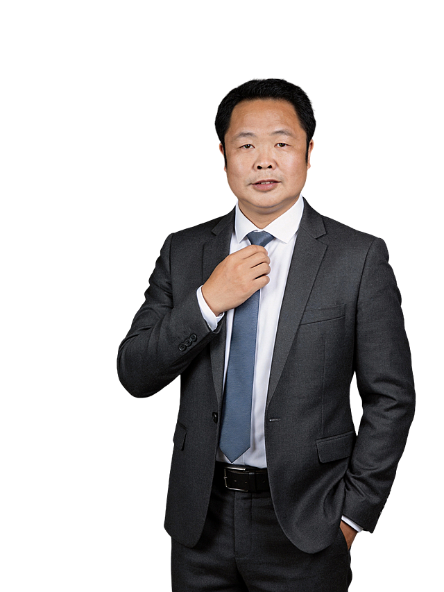 参考第一张图保留人物脸型､发型､年龄特征生成职场形象照,正脸照;人物居中,消除痘印,肤质优化处理提亮肤色,均匀肤色,干净的男士淡妆,气色自然,无明显浓妆痕迹;身穿暗灰色西装西裤,白色衬衣,灰蓝色领带,暗色皮带,西装剪裁合身,面料挺括,一手轻调整领带,另一手插于裤兜,站立,臀部以上半身像,表情动作自然,眼神坚定直视镜头,表情沉稳淡然;淡妆,柔和自然打光,画质清晰,头部完整,高清棚拍专业摄影人像写真,去除人物之外的所有元素,50MM标准焦段,F/4光圈(F/2.8-F/4区间),相机与人物距离2米,横向16:9比例(左右预留环境空间),人物占画面60%,入镜头部至膝盖上方20CM,平视视角,头肩比例协调,结构准确;光比1:1.5,4800K中性光,修饰脸型,肤质哑光细腻,面部雾面柔光,轻透裸肌感,真实毛孔纹理,32K画质,去除人物之外的所有元素,零噪点降噪,中深灰度纯色背景｡