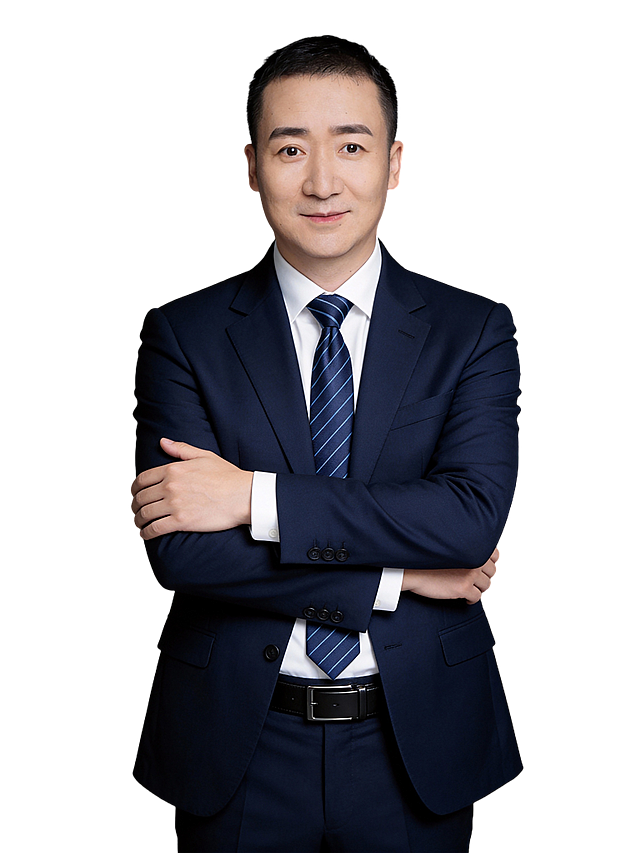 参考第一张图保留人物脸型､发型､年龄等特征生成职场形象照,参考第二张图人物占位和比例,标准焦段50mm,F/4光圈(F/2.8-F/4区间),平视视角(镜头与人物视线齐平);人物占画面70%,人物居中(居中构图),位于画面中心,为视觉聚焦点,入境范围头部及以下至臀部下方10cm(半身像);左右留少量背景空间;头部与画面顶部保留5%空间;头部发型完整,头肩比例协调;身穿精纺羊毛混纺面料的深墨蓝色西装(含5%桑蚕丝提升柔光质感),平驳领(商务感正式感),左胸袋无口袋巾(简化高级感),西装下摆自然垂度;内搭长绒棉白色衬衫(温莎领),袖口贴合手腕1cm(无堆叠);搭配精致且高级的深蓝色斜向微微渐隐光泽感极细条纹商务感领带(丝提花材质,低饱和柔光渐隐);下装精纺羊毛混纺面料的深墨蓝色高腰直筒西裤(面料同西装);搭配黑色哑光头层牛皮皮带(宽2.5cm),带扣为长方形拉丝黑色金属(1.8cm×3cm);呈正面抱胸的自然姿态,站立姿势:左臂搭于右臂上方,肩颈自然松弛下沉,姿态自信从容｡正式严谨专业稳重,身形匀称,姿态端正｡发梢微微修整干练大气,主体锐利,影棚侧光布光(主光来自画面前方),明暗过渡柔和,背景光线均匀,强化色彩对比的高级感｡哑光简约中深灰色纯色背景(呈现均匀柔和质感),极简干净;32K画质超高分辨率､细节清晰,整体风格雅致､兼具现代精致感;肤质精细化处理;眼神直视镜头,目光坚定且澄澈,表情自然.嘴角上扬;面部光比1:1.5,4800K中性光,微微修饰脸型,肤质哑光细腻,面部雾面柔光,轻透裸肌感,真实毛孔纹理,32K画质,去除人物之外的所有元素｡