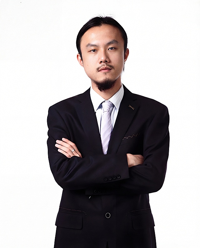 去掉人物的眼镜，其它不变