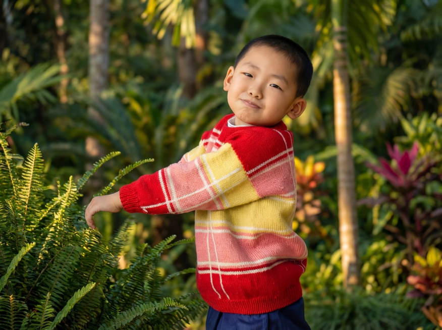 以超写实、超细致的16K单反质量修复照片。修复划痕、撕裂、噪点和模糊。保持自然肤色的同时增强鲜艳色彩。完美锐化面部、头发和衣服细节。增添逼真光影和景深。专业级PS后期处理。高动态范围，超高清，逼真纹理预览效果