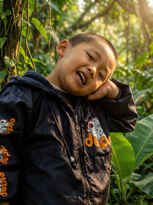 以超写实、超细致的16K单反质量修复照片。修复划痕、撕裂、噪点和模糊。保持自然肤色的同时增强鲜艳色彩。完美锐化面部、头发和衣服细节。增添逼真光影和景深。专业级PS后期处理。高动态范围，超高清，逼真纹理预览效果