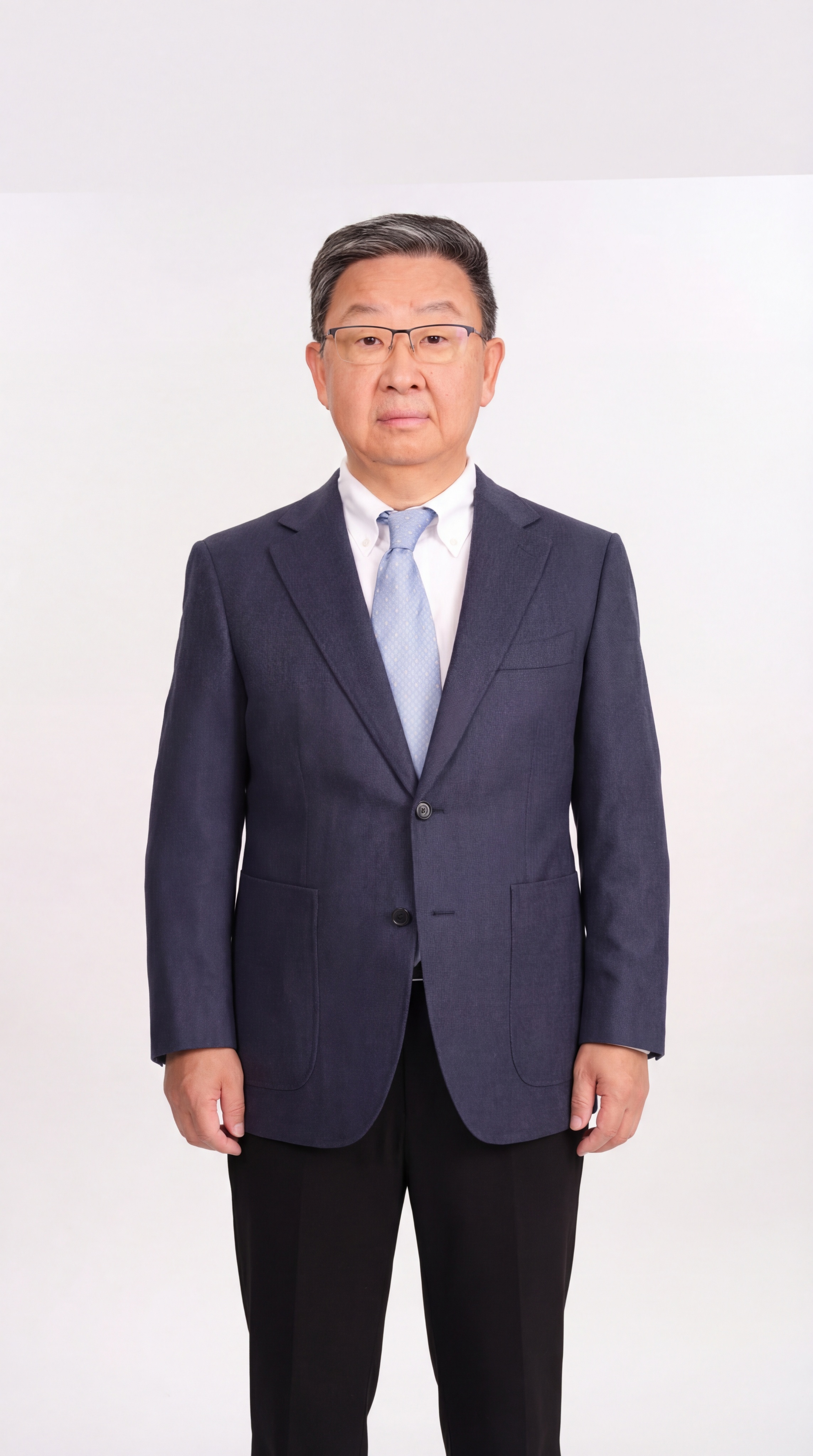 调整参考图中人物姿势，让双手在身体两侧自然垂放，衣服领带和西服… - 图片创意预览