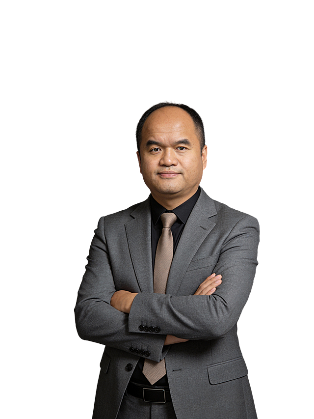 参考第一张图保留人物脸型､年龄等特征生成职场形象照,参考第二张图人物占位和比例,标准焦段50mm,F/4光圈(F/2.8-F/4区间),平视视角(镜头与人物视线齐平);人物占画面70%,人物居中(居中构图),位于画面中心,为视觉聚焦点,入境范围头部及以下至臀部区域(半身像);左右留少量背景空间;头部与画面顶部保留5%空间;头部发型完整;头肩比例协调,身穿修身精纺羊毛混纺面料的灰色西装,平驳领(商务感正式感),西装下摆自然垂度;内搭深色翻领衬衣,搭配高级浅咖色领带(含5%桑蚕丝提升柔光质感),下装精纺羊毛混纺面料的灰色西裤(面料同西装),搭配暗色哑光皮带(宽1.5cm),带扣为长方形拉丝黑色金属(1.8cm×2.5cm);呈正面抱胸的自然站立姿态:左臂搭于右臂上方,肩颈自然松弛下沉,姿态自信从容｡正式严谨专业稳重,身形匀称,姿态端正｡发梢微微修整干练大气,主体锐利,影棚侧光布光(主光来自画面前方),明暗过渡柔和,背景光线均匀,强化色彩对比的高级感｡哑光简约中深灰色纯色背景(呈现均匀柔和质感),极简干净;32K画质超高分辨率､细节清晰,整体风格雅致､兼具现代精致感;肤质精细化处理;眼神直视镜头,目光坚定且澄澈,表情自然.嘴角上扬;面部光比1:1.5,4800K中性光,微微修饰脸型,肤质哑光细腻,面部微微雾面柔光,轻透裸肌感,真实毛孔纹理,32K画质,去除人物之外的所有元素｡严格按照第一张图内容生成｡