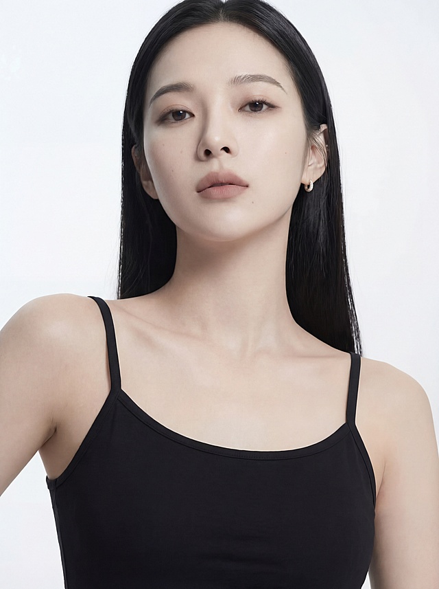 保持图1不变，保持图1模特面部特征、轮廓、表情肌肉结构、发型不变。保持图2产品大小长度比例不变。图中模特头发黑长直披发，头发全部放在后面，头发要精致，唇部雾面哑面，身穿黑色棉质背心，肩膀放松自然，模特表情自然，妆容精致，眼睛真实自然，眼神有神聚焦，黄金身材比例，高级脸，上半身特写，顶级模特，人物拍摄，模特摄影，近景低角度拍摄，抓拍，摆拍。品牌调性，高级，有质感，精致，白色背景