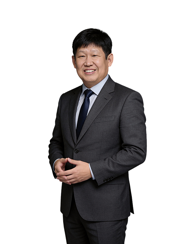 参考第一张图保留人物脸型､发型､年龄等特征生成职场形象照,参考第二张图人物占位和比例,标准焦段50mm,f/4光圈(f/2.8-f/4区间),平视视角(镜头与人物视线齐平);人物占画面70%,人物居中(居中构图),位于画面中心,为视觉聚焦点,入境范围头部及以下至臀部下方10cm(半身像);左右留少量背景空间;头部与画面顶部保留5%空间;头部发型完整,头肩比例协调;身穿深灰色精纺羊毛混纺西装(面料呈细腻微微哑光质感);西装为平驳领单排扣设计,西装处于扣好状态,内搭高支精梳棉淡浅蓝灰色翻领衬衫(面料带轻微柔光质感),搭配藏青色纯色领带;下装同色系深灰色西裤,着装正式干练;正式严谨专业稳重,身形匀称,姿态端正｡轻微侧身站立,双手在腹部前方自然抬起,掌心相对虚拢在一起(手指自然舒展,双掌间留极小空隙),结构准确;肢体自然,自信从容;发梢微微修整,干练大气,主体锐利,背景光线均匀柔和,强化色彩对比的高级感｡简约冷调深灰色纯色背景(呈现均匀柔和质感),极简干净;32k画质超高分辨率､细节清晰,现代精致感风格;肤质精细化处理;眼神直视镜头,目光坚定且澄澈,表情自然｡嘴角上扬;面部光比1:1.5,4800k中性光,微微修饰脸型,肤质哑光细腻,面部雾面柔光,轻透裸肌感,真实毛孔纹理,32k画质,去除人物之外的所有元素｡严格按照第一张图内容生成｡