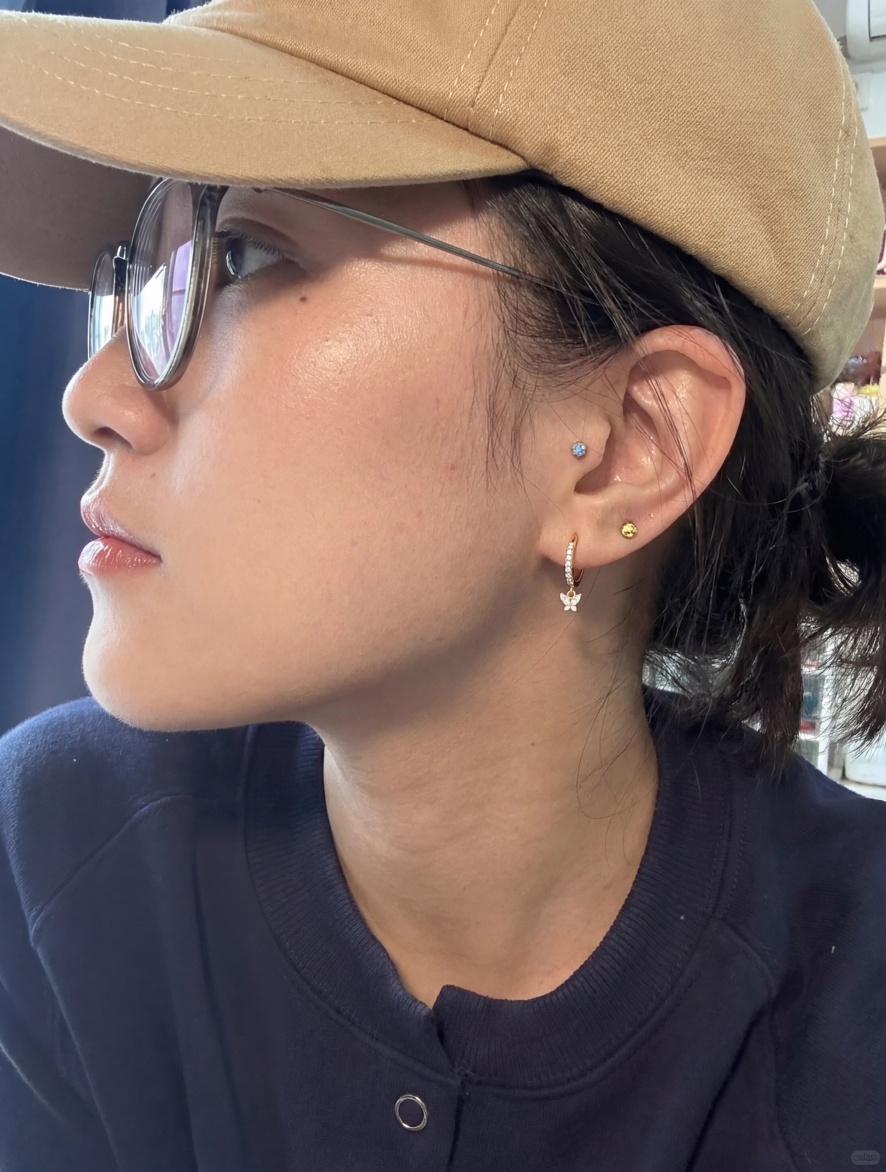 将耳钉 1:1 还原佩戴在模特耳朵，耳针嵌入自然，耳钉与耳朵接… - 图片创意预览