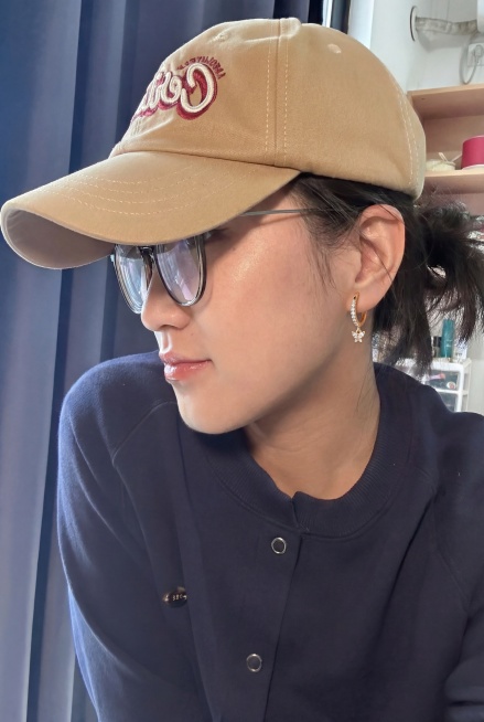 将耳钉 1:1 还原佩戴在模特耳朵，耳针嵌入自然，耳钉与耳朵接触处生成真实阴影与轻微压痕，金属反光随模特面部光源变化，钻面折射真实光点，边缘羽化融合无白边、无黑边、无锯齿，不畸变、不模糊、不变色，完全预览效果