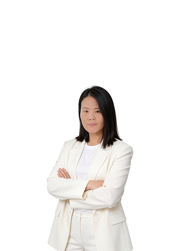 参考第一张图保留人物脸型､年龄等特征生成职场形象照,参考第二张图人物占位和比例,标准焦段50mm,F/4光圈(F/2.8-F/4区间),平视视角(镜头与人物视线齐平);人物占画面70%,人物居中(居中构图),位于画面中心,为视觉聚焦点,入境范围头部及以下至臀部下方10cm(半身像);左右留少量背景空间;头部与画面顶部保留5%空间;头部发型完整;原生肤质白皙细腻(通透自然),韩式精致浓妆(整洁清透通勤妆容,底妆轻薄整洁,浅淡暖调唇色提升气色,无浓重妆感;身穿奶油净白色宽松版型西装(精纺羊毛混纺材质),内搭白色圆领T恤(休闲感,细腻亚面纯棉材质),同色系西裤(精纺羊毛混纺材质);双臂交叉于胸前,站立姿势(重心略偏一侧更显随性);温婉沉稳,发质柔顺光泽,弧度自然,整体气质自信从容,兼具职场利落与女性温婉沉稳;眼神直视镜头,瞳孔澄澈带柔和光感,表情自然,嘴角微微上扬,画面整体简约高级,为专业棚拍人像写真,采用柔和自然布光,4800K中性光色温,面部光比精准控制1:1.3,面部光线均匀通透;主体锐利清晰,简约冷调中灰度纯色背景(光线呈现均匀柔和干净的质感),严格按照第一张图内容生成｡