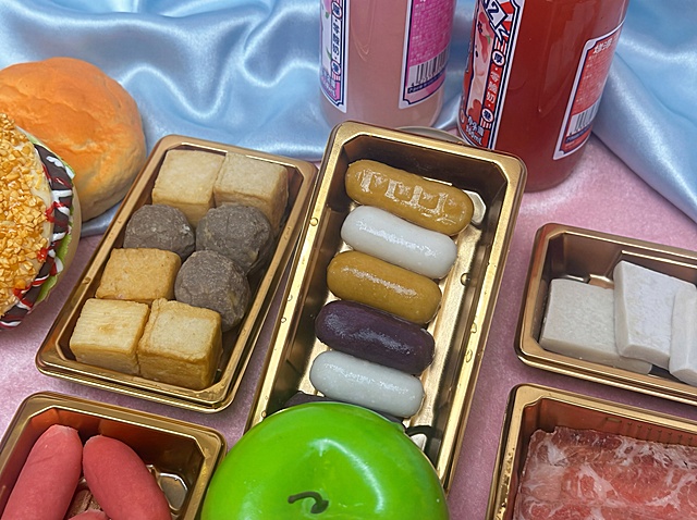 只改变桌面和桌面和背景白色部分，背景白色部分改为浅蓝色锻光丝绸，高级感十足，桌面改为粉色天鹅绒桌布，桌布平整无褶皱，美食摄影，4K高清，不要改变角度「图片1」