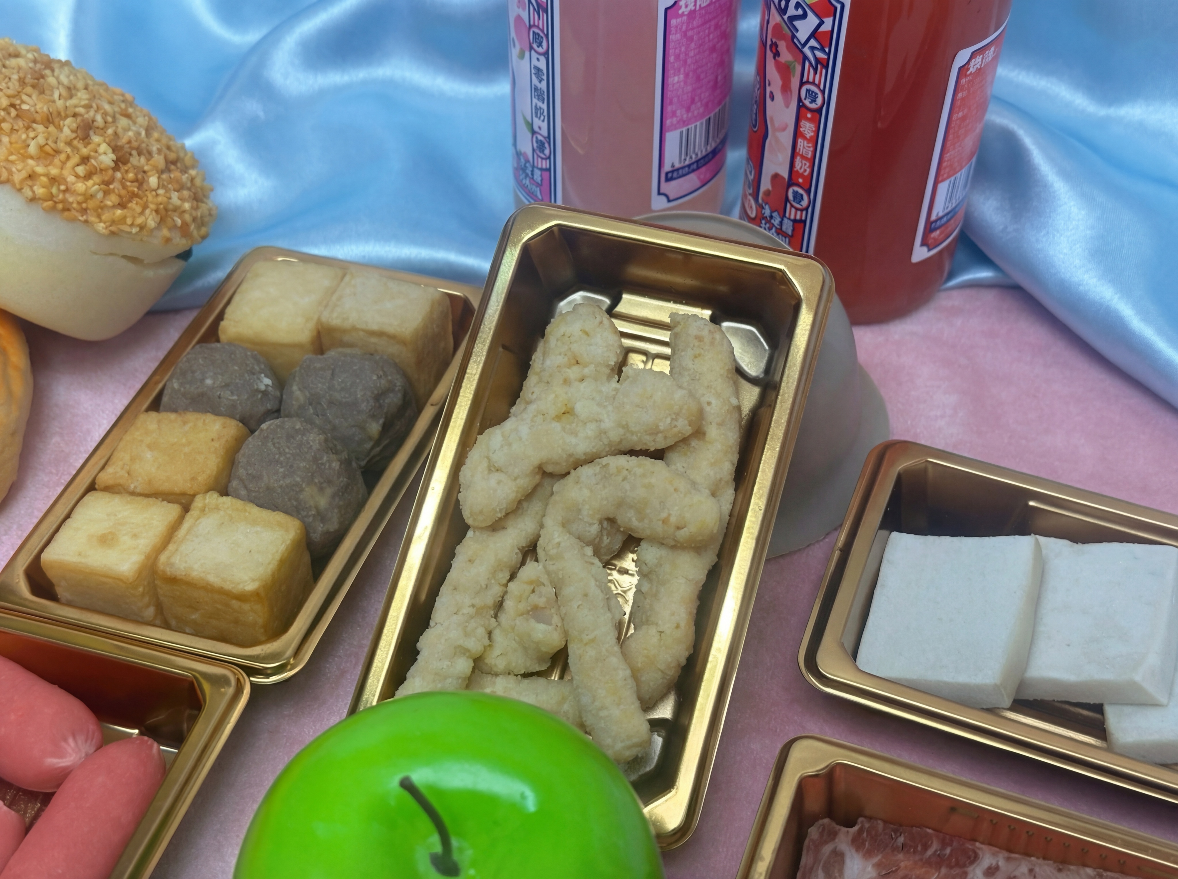 只改变桌面和桌面和背景白色部分，背景白色部分改为浅蓝色锻光丝绸… - 图片创意预览