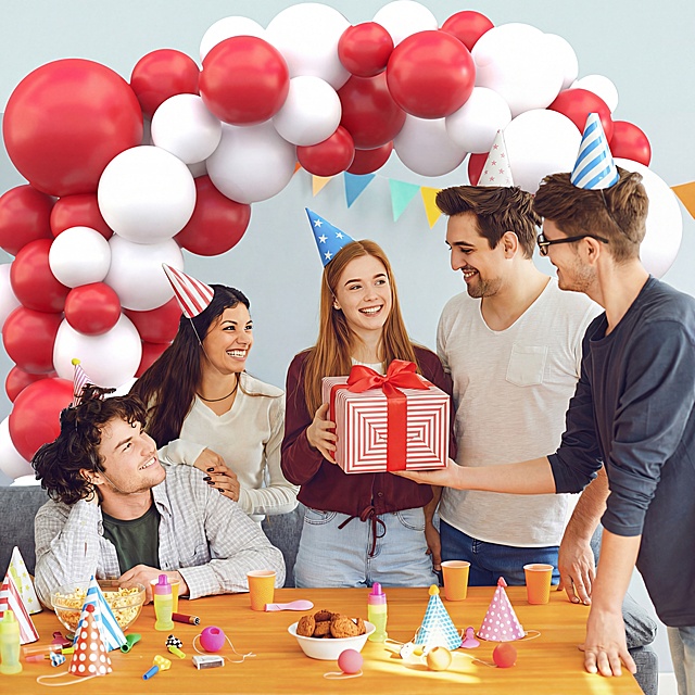 将图片中的生日蛋糕替换成包装精美的礼物盒，其余人物、场景和装饰保持不变