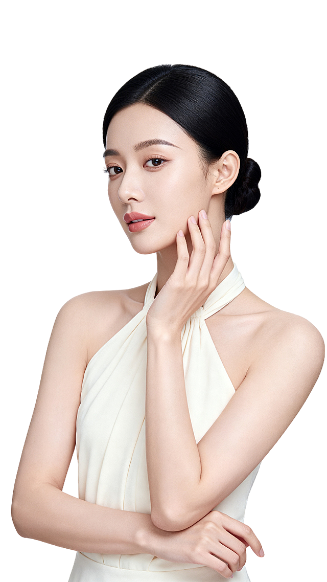 画面中心一位年轻东方女性有着乌黑顺滑的贴头皮盘发，妆容清透淡雅。她身着米白色挂脖礼服，露出线条优美的肩颈，左手轻触脸颊，右手自然交叠在身前。背景是纯净的浅白色，整体风格高级简约，凸显出优雅温婉的氛围。左右两边留有空隙