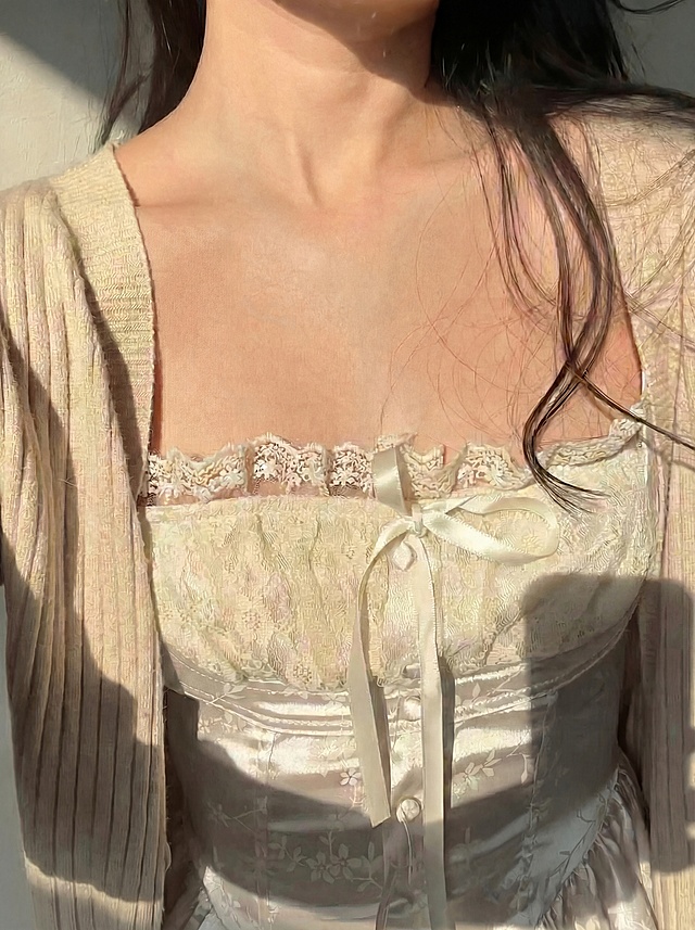 去掉图片中的项链，其他细节全部保留