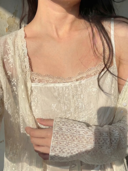 将图1模特的白色蕾丝吊带和外搭穿到图2模特身上，光影和场景保持图2的风格预览效果