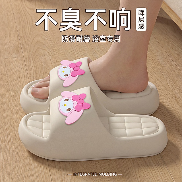 抖音商品卡主图，女生浅肤色脚部模特上脚，固定浅棕木色地板，一只拖鞋上脚展示包裹感，另一只平放展示细节，45度固定俯拍，高清写实，严格锁定图中米白色带粉色卡通装饰拖鞋的外观、款式、颜色，不跑偏、不变形，画面顶部用圆润可爱的白色字体写“不臭不响”，下方小字“防滑耐磨 浴室专用”，整体风格简约高级，符合抖音商品卡规范，高点击率