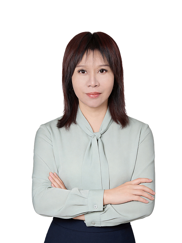 参考第一张图保留人物脸型､发型､年龄等特征生成职场形象照,参考第二张图的人物占位和比例,标准焦段50mm,f/4光圈(f/2.8-f/4区间),平视视角(镜头与人物视线齐平)眼神明亮温和､直视镜头;人物占画面70%,人物居中(居中构图),位于画面中心,为视觉聚焦点,入境范围头部及以下至臀部下方10cm(半身像);左右留少量背景空间;头部与画面顶部保留5%空间;头部发型完整,头肩比例协调;淡妆,肤质白皙细腻;冷调白皙,极淡裸粉哑光眼影打底,极细内眼线填充睫毛根部,大直径深棕色带细微高光点的自然款美瞳;边缘模糊无生硬轮廓;眼神澄澈,看向镜头唇妆:自然水光唇釉,唇形饱满､唇峰清晰､唇面透亮光泽;身穿浅淡灰青色飘带领高支精梳棉长袖衬衫(面料呈现哑光厚实质感,不透肤色),领口系带打结,下装深藏青色高腰包臀半身裙(版型挺阔修身),呈正面抱胸的自然站立姿态,双臂交叉,肩颈自然松弛下沉,姿态端庄优雅,肢体自然,自信从容,整体手势松弛且优雅感;动作幅度柔和,兼具“专业感”与“亲和力”,身姿挺拔有度,手腕放松,自然站立姿势;嘴角微微上扬,唇角自然浅笑(唇色自然粉嫩);画面整体干净清爽,自信从容｡中度暖灰色背景(光线呈现均匀柔和､干净通透质感),极简干净;32k画质超高分辨率､细节清晰,现代精致感风格;眼神直视镜头,目光坚定且澄澈,表情自然｡肤质哑光细腻,面部雾面柔光,轻透裸肌感,真实毛孔纹理,去除人物之外的所有元素,严格按照第一张图内容生成｡