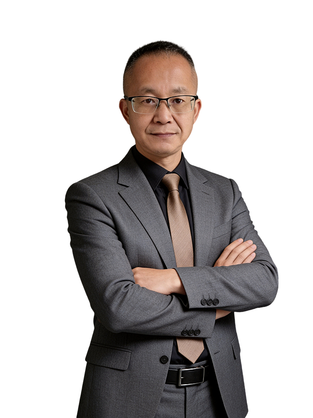 参考第一张图保留人物脸型､年龄等特征生成职场形象照,参考第二张图人物占位和比例,标准焦段50mm,F/4光圈(F/2.8-F/4区间),平视视角(镜头与人物视线齐平);人物占画面70%,人物居中(居中构图),位于画面中心,为视觉聚焦点,入境范围头部及以下至臀部区域(半身像);左右留少量背景空间;头部与画面顶部保留5%空间;头部发型完整;头肩比例协调,身穿修身精纺羊毛混纺面料的灰色西装外套,平驳领(商务感正式感),西装下摆自然垂度;内搭深色翻领衬衣,搭配高级浅咖色领带(含5%桑蚕丝提升柔光质感),下装精纺羊毛混纺面料的灰色西裤(面料同西装),搭配暗色哑光皮带(宽1.5cm),带扣为长方形拉丝黑色金属(1.8cm×2.5cm);呈正面抱胸的自然站立姿态:左臂搭于右臂上方,肩颈自然松弛下沉,姿态自信从容｡正式严谨专业稳重,身形匀称,姿态端正｡发梢微微修整干练大气,主体锐利,影棚侧光布光(主光来自画面前方),明暗过渡柔和,背景光线均匀,强化色彩对比的高级感｡哑光简约中深灰色纯色背景(呈现均匀柔和质感),极简干净;32K画质超高分辨率､细节清晰,整体风格雅致､兼具现代精致感;肤质精细化处理;眼神直视镜头,目光坚定且澄澈,表情自然.嘴角上扬;面部光比1:1.5,4800K中性光,微微修饰脸型,肤质哑光细腻,面部微微雾面柔光,轻透裸肌感,真实毛孔纹理,32K画质,去除人物之外的所有元素｡严格按照第一张图内容生成｡