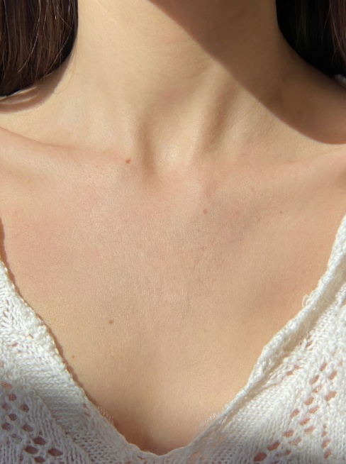 去掉图片中的所有项链，其他细节全部保留预览效果