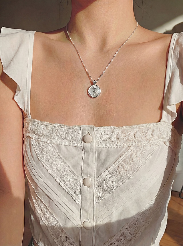 将图1的圆形玫瑰项链，结合图2的细节，保持大小形状细节不变，放置在图3的人物脖子上