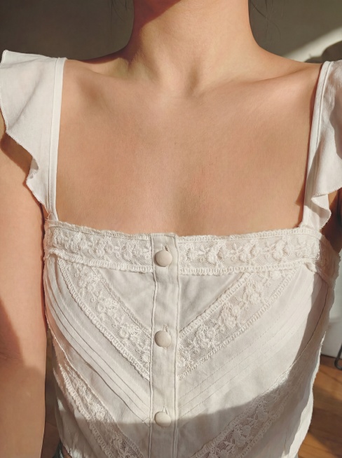 去除图片中的所有金色项链，保留其他所有细节预览效果