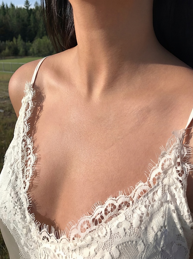 去掉图片中的所有项链，其他细节全部保留