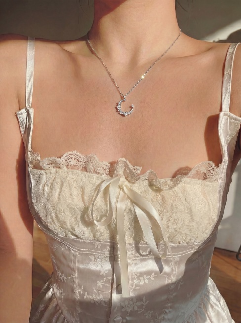 将图1的满钻月牙项链，结合图2的细节，保持大小形状细节不变，放置在图3的人物脖子上预览效果