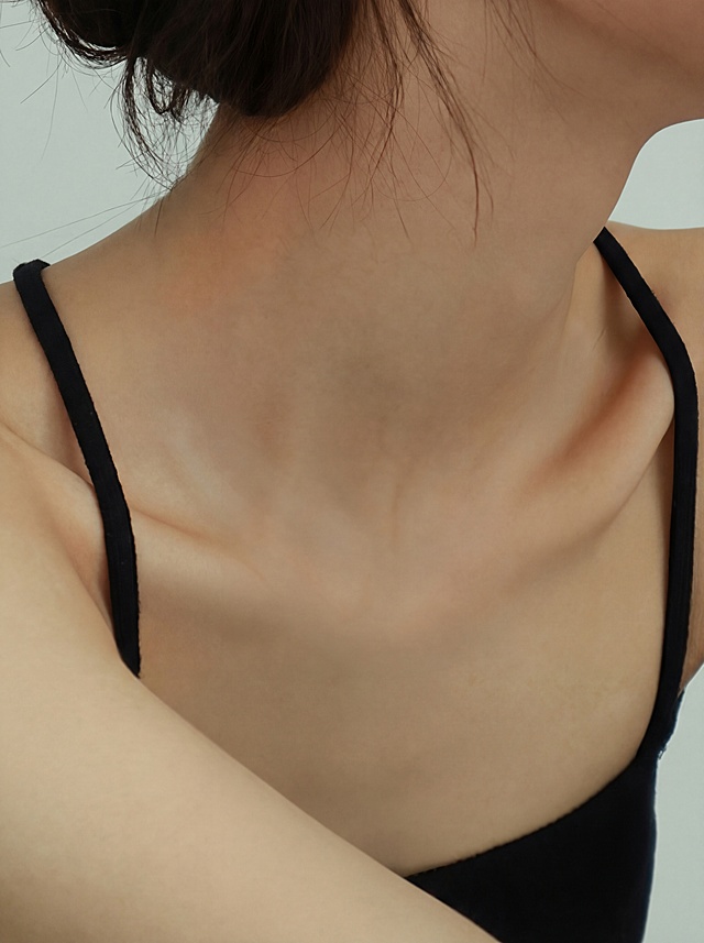 去掉图片中的所有项链，其他细节全部保留