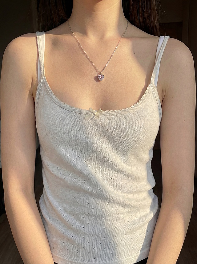 扩展画面，完整展示模特的肩膀和手臂