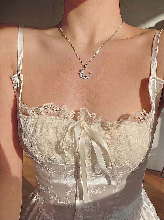 优化左边锁骨位置的不自然处，其余部分保持原样