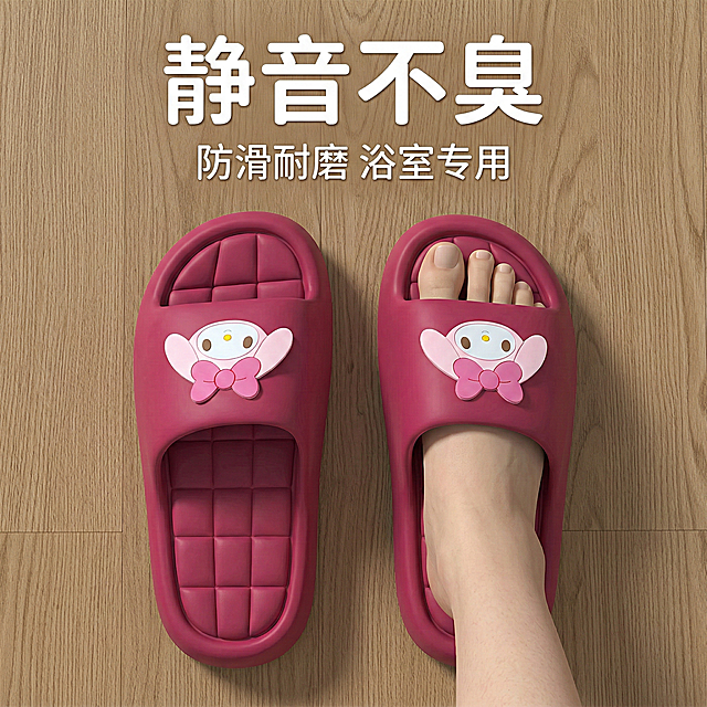 抖音商品卡主图，女生浅肤色脚部模特上脚，固定浅棕木色地板，一只拖鞋上脚展示包裹感，另一只平放展示细节，45度固定俯拍，高清写实，严格锁定图中玫红色带粉色卡通装饰拖鞋的外观、款式、颜色，不跑偏、不变形，画面顶部用圆润可爱的白色字体写“静音不臭”，下方小字“防滑耐磨 浴室专用”，整体风格简约高级，符合抖音商品卡规范，高点击率