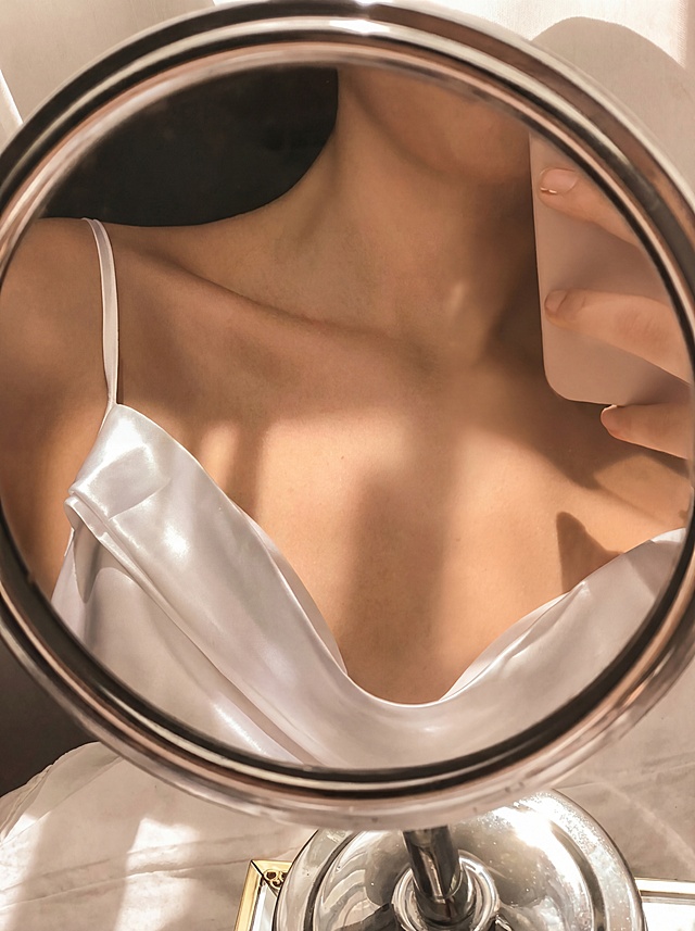 去掉图片中的所有项链，其他细节全部保留