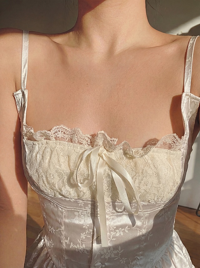 去除图片中的钻石项链，保留其他所有细节