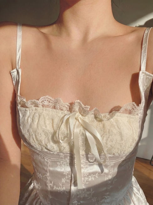 去除图片中的钻石项链，保留其他所有细节预览效果