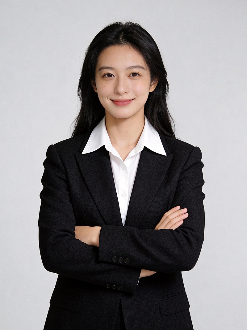 黑色西装亲和抱臂女性职业形象照