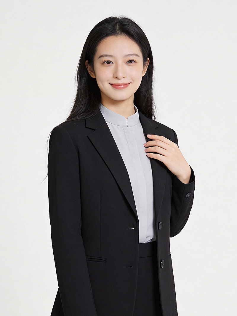 黑色西装温柔手抚领口女性职业形象照