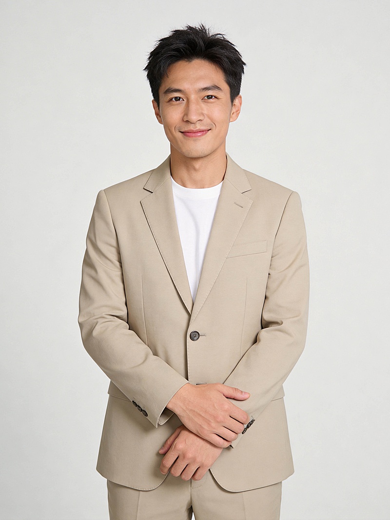 卡其色西装沉稳双手交叠男性职业形象照