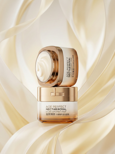 垂直构图，背景由流动的、半透明的乳白色和淡金色丝带状曲线构成，丝带简约大气有层次，营造出如丝绸或液态奶油般顺滑、梦幻的动态感。产品视觉突出，背景虚化，光线柔和而富有层次，高光部分突出产品的质感，阴影则预览效果