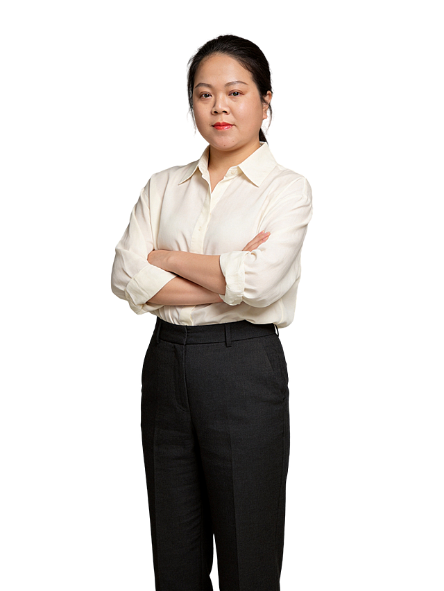 参考第一张图保留人物脸型､年龄等特征生成职场形象照,参考第二张图人物占位和比例,标准焦段50mm,F/4光圈(F/2.8-F/4区间),平视视角(镜头与人物视线齐平);人物占画面70%,人物居中(居中构图),位于画面中心,为视觉聚焦点,入境范围头部及以下至臀部下方10cm(半身像);左右留少量背景空间;头部与画面顶部保留5%空间;头部发型完整;肤质白皙细腻,头肩比例协调,美颜磨皮韩式精致自然的浓妆,均匀肤色提亮肤色,身穿宽松休闲米白色翻领衬衫,剪裁简约利落,下装搭配深黑灰色直筒西裤,干练通勤风格;双臂交叉于胸前,手臂舒展自然,姿态自信且从容;主体锐利,双侧打柔和光,美颜磨皮精致浓妆,通透水光肌,零粉感伪素颜底妆,肤质细腻无毛孔,白皙,肌表带自然润泽高光,杏粉色哑光眼影轻扫眼睑(仅提亮轮廓),极细内眼线(填充睫毛根部),自然深棕带细微高光点美瞳;唇妆:哑光橘红色口红,唇色饱满浓郁,唇面细腻粉质柔焦感,唇部水润,自然好气色无妆感边界;均匀肤色提亮肤色,发质柔顺光泽,眼神直视镜头,站立姿势,目光坚定且澄澈,表情自然.嘴角上扬,气质自信从容大气;均匀肤色,专业人像摄影写真,头部完整;光比1:1.5,4800K中性光,修饰脸型,肤质哑光细腻,面部雾面柔光,轻透裸肌感,真实毛孔纹理,32K画质,去除人物之外的所有元素,零噪点降噪,简约暖调中灰度纯色背景｡严格按照第一张图内容生成｡