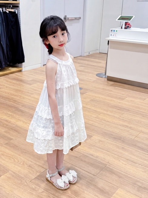 将图中女孩脚上的凉鞋替换为图2的带白色蝴蝶结的编织凉鞋，参考图3-6的鞋子细节，保留女孩姿势、背景、整体风格不变，保证鞋子贴合脚部无畸变，边缘干净，突出鞋子精致工艺感，提升整体质感和高级感，超清晰，8预览效果