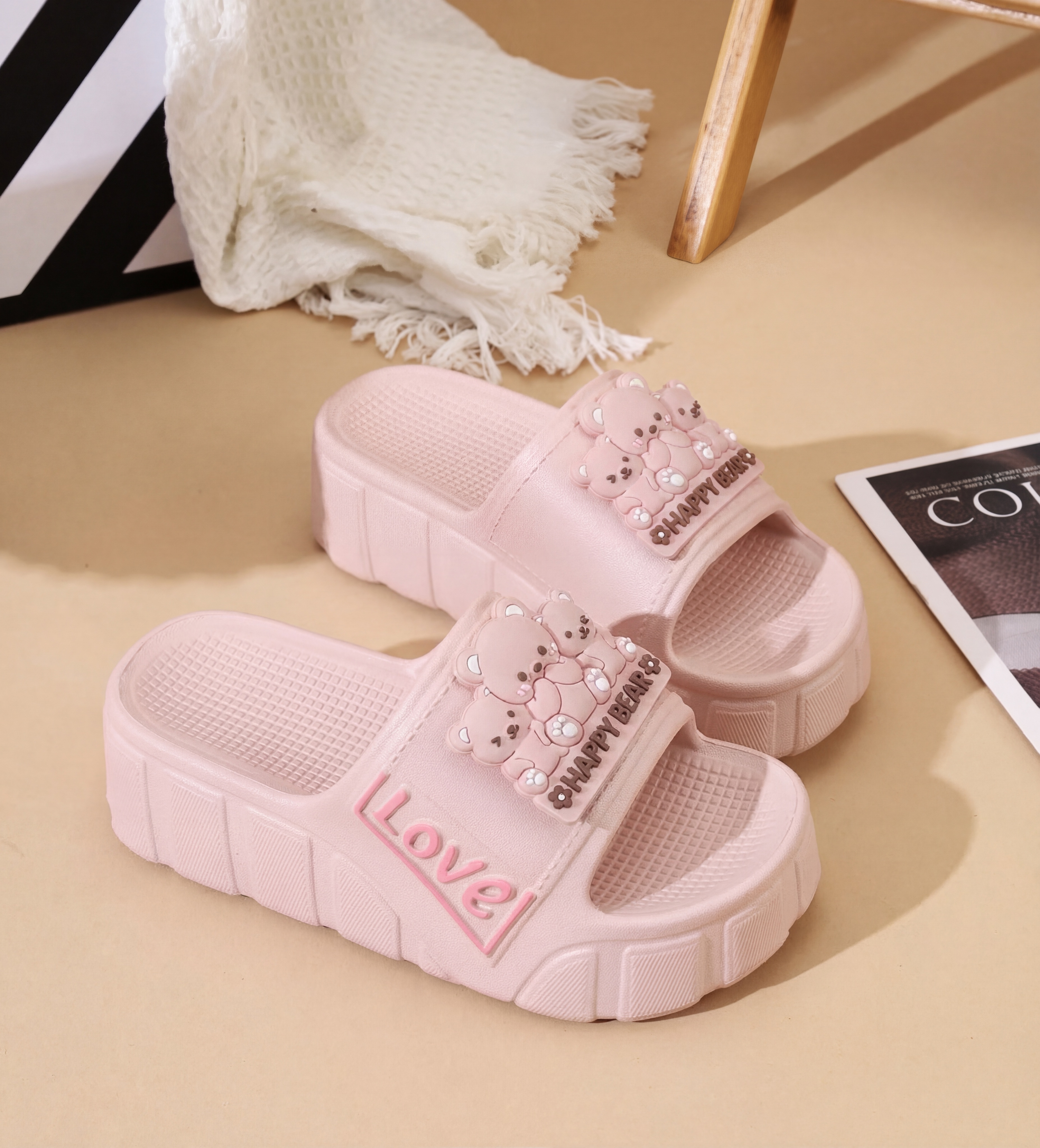 将鞋子上的熊仔标从灰色改为与鞋子主体一致的浅粉色，保持原有细节… - 图片创意预览