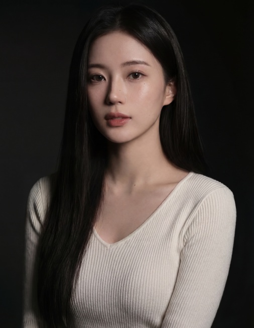 将图1的女生风格转换为图2的暗调人像摄影风格，保持图1女生的白色衣服不变，整体氛围为低对比度、高质感的黑色背景人像效果预览效果