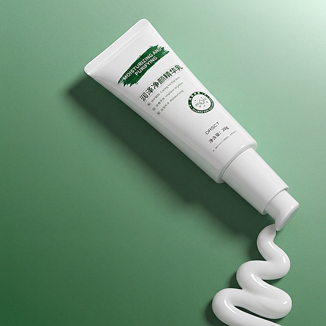 将图中红色区域替换为地面上的流畅螺旋状乳白膏体，膏体仅在原红色区域内，去除红色