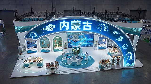 生成该内蒙古展览展台的鸟瞰俯视图，完整展示整个10m宽×20m长展台的整体布局，包含弧形拱门、五大功能分区、中央玻璃螺旋结构，保留白蓝绿配色和蒙古族纹样设计，4K分辨率