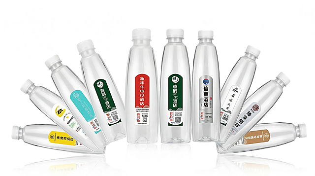将10瓶定制矿泉水瓶整合到一张图片中，所有瓶型尺寸大小统一一致，每个瓶子保留原始瓶身标签内容不变，进行艺术化创意拼接摆放，形成震撼的视觉效果，整体画面真实清晰，用于商业宣传展示，干净简洁背景突出产品