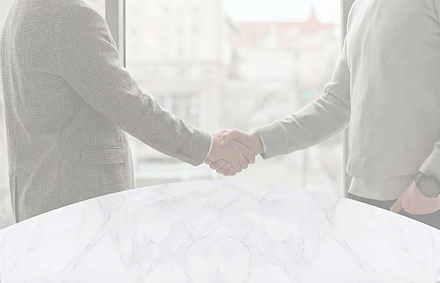 去除图片中所有的品牌logo和文字内容，保留原图的背景，背景为两个商务人士在办公室握手场景，大理石桌面，保持整体风格和色调一致