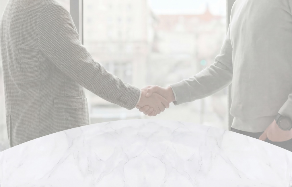 去除图片中所有的品牌logo和文字内容，保留原图的背景，背景为两个商务人士在办公室握手场景，大理石桌面，保持整体风格和色调一致预览效果